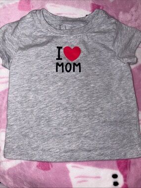 Gray 'I ♥ Mom' Kids Tee NWOT